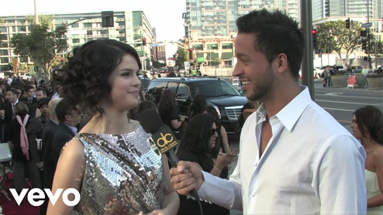 Selena Gomez – 2009 Red Carpet Interview (American Music Awards)